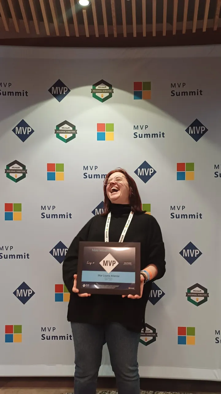 Amb el premi MVP al photocall · MVP Summit 2025