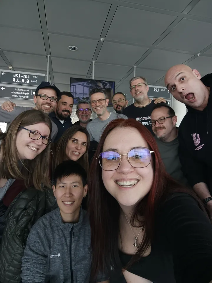 Selfie amb altres MVP al MVP Summit 2026