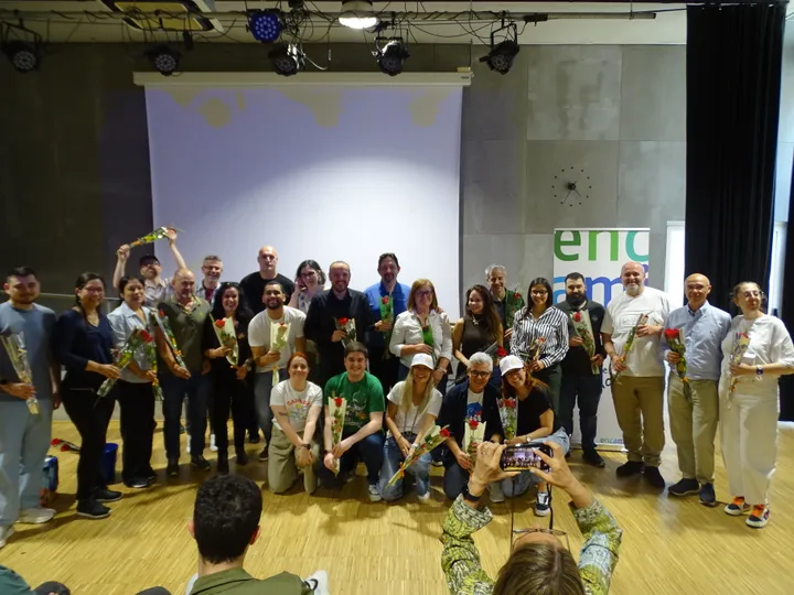 Foto de grup amb roses · Sant Jordi Data Fest 2026